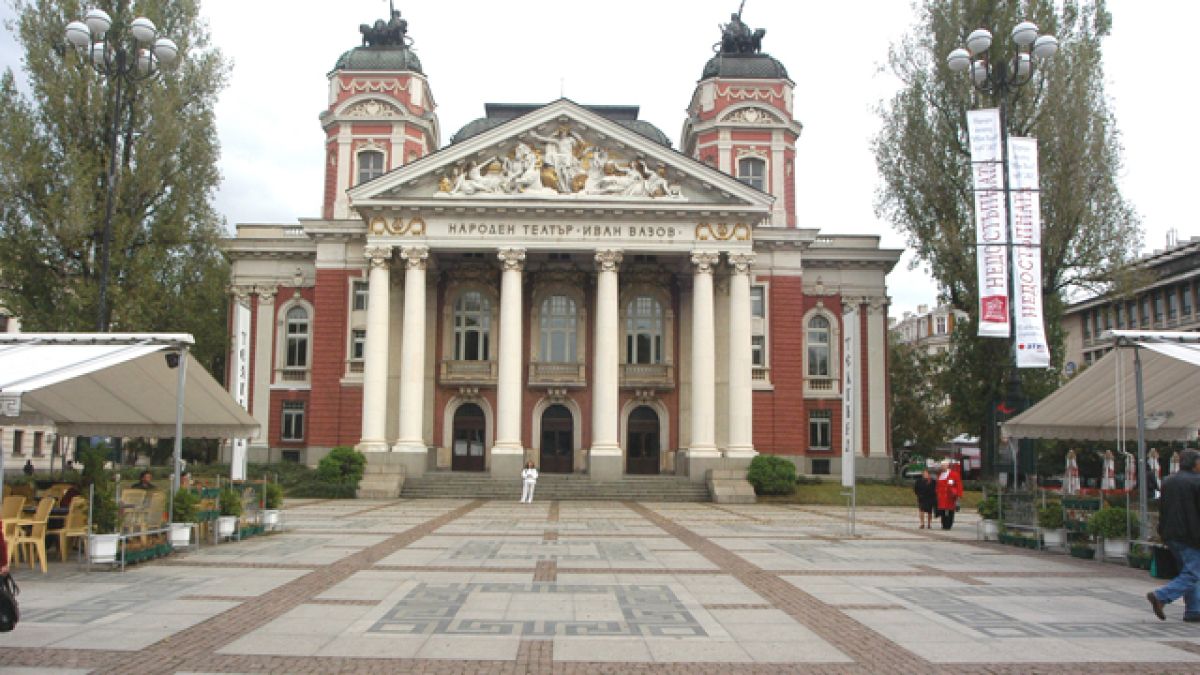 Плочки пред Народния театър произвеждат ток