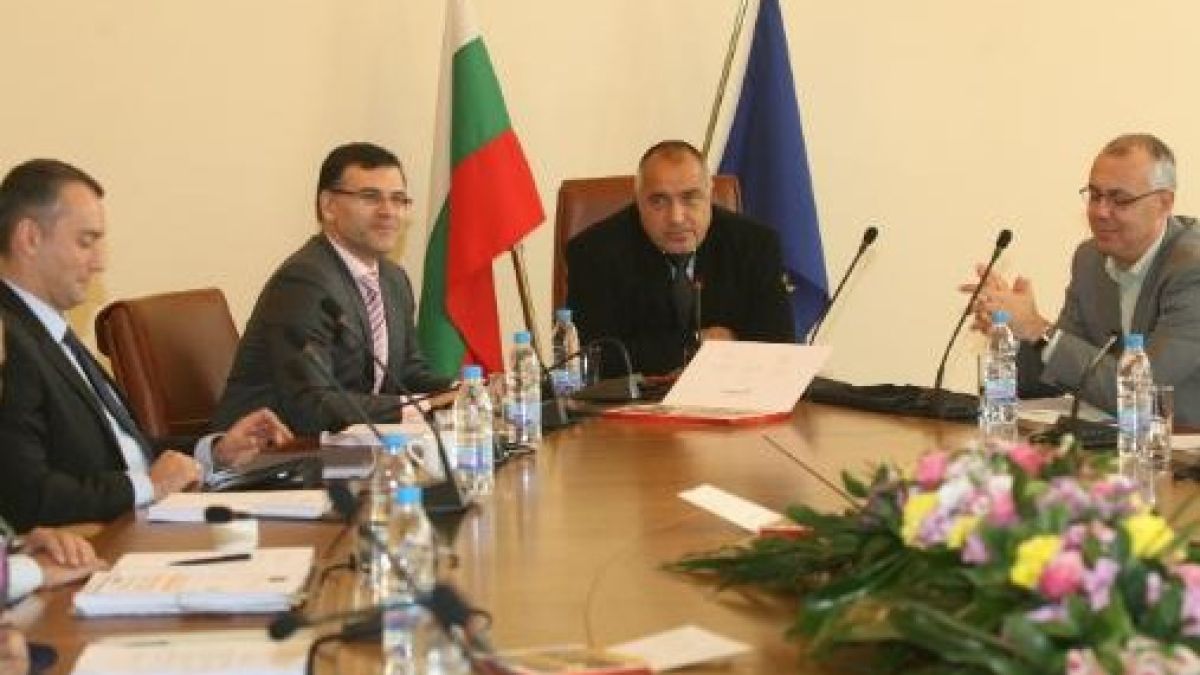 Виж кои чиновници върнаха бонусите