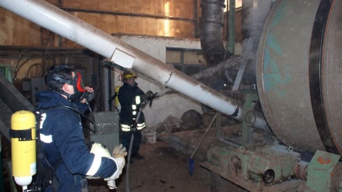 Газови бутилки гърмят, рушат цех и апартамент