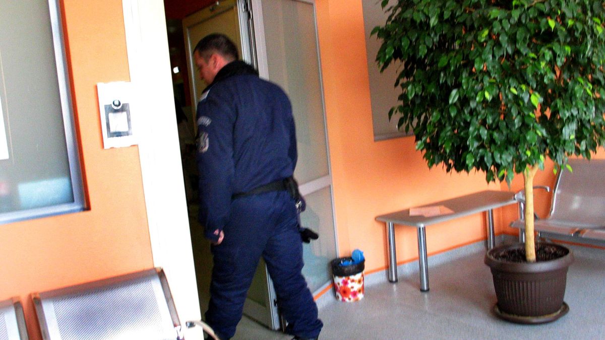 Полицаи пазят денонощно Багата в "Пирогов"! 