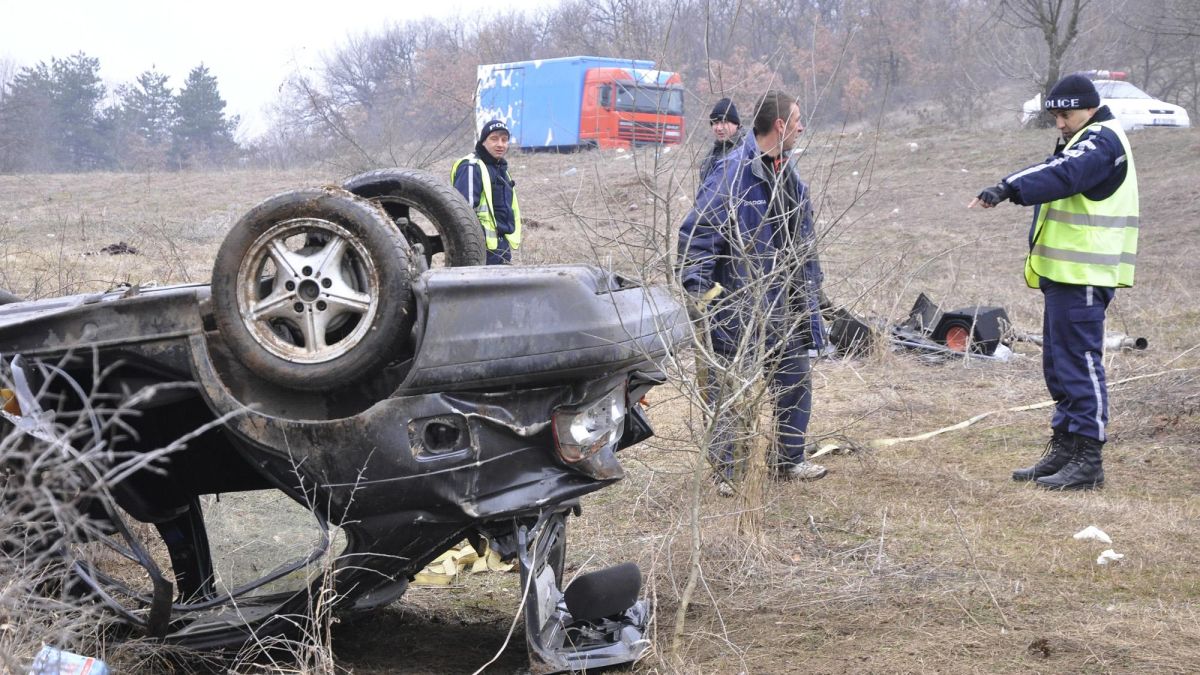 Трима са загинали на пътя за денонощие