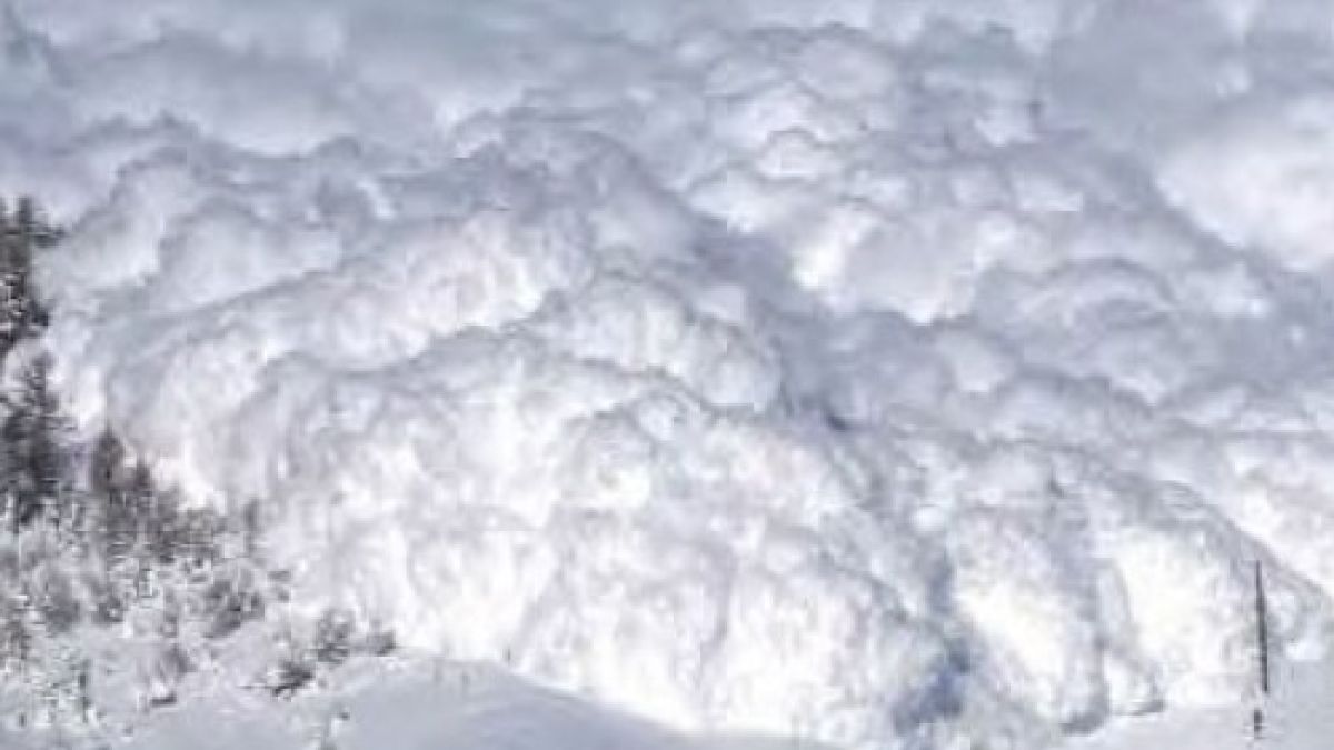 Лавина помете скиори в Норвегия 