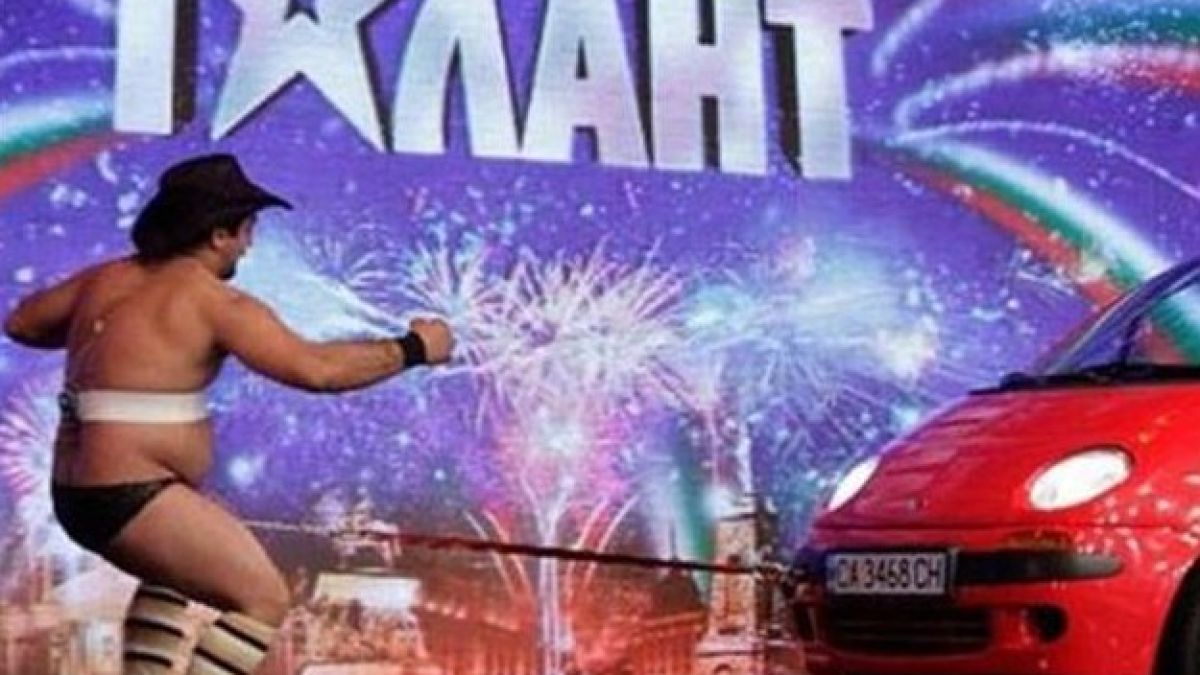 Талант дърпа кола с мъжкото си достойнство