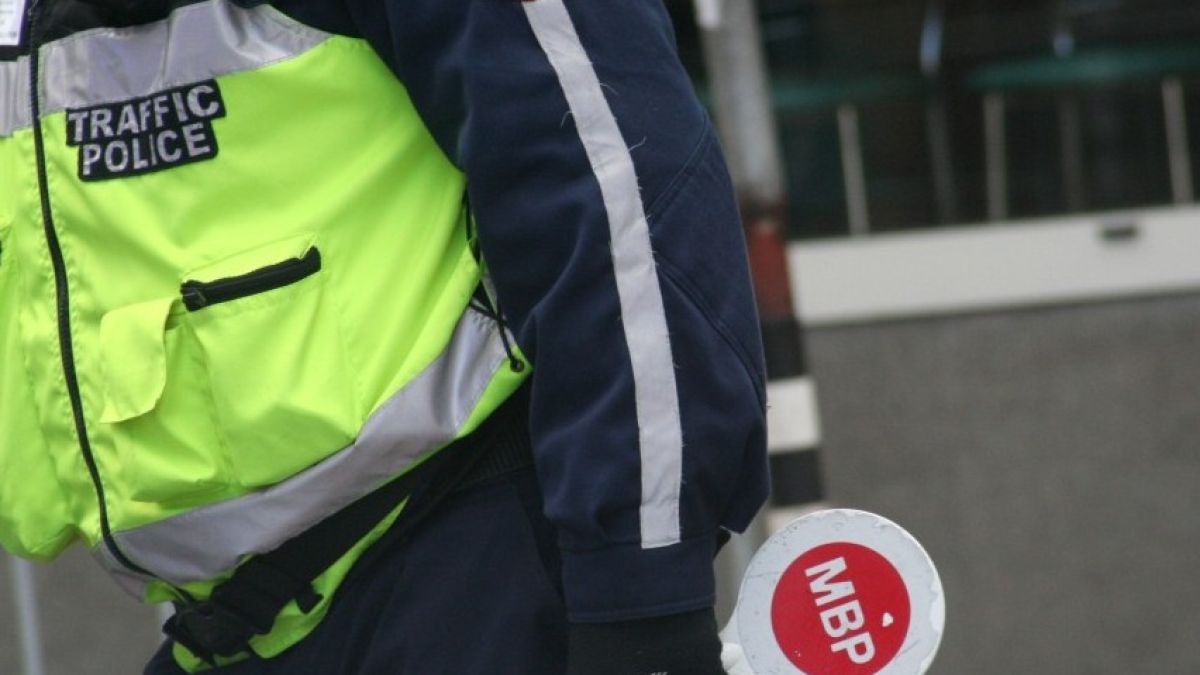 Само в БЛИЦ: Жена прегази полицай в центъра на София