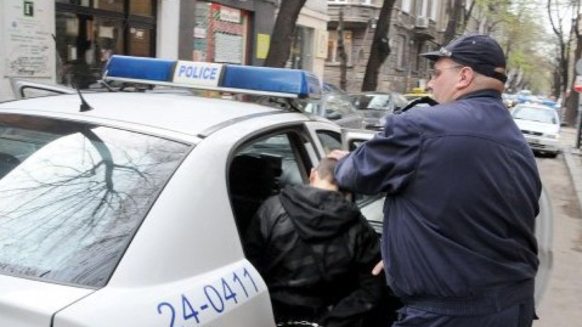Въоръжен ученик ограби магазин