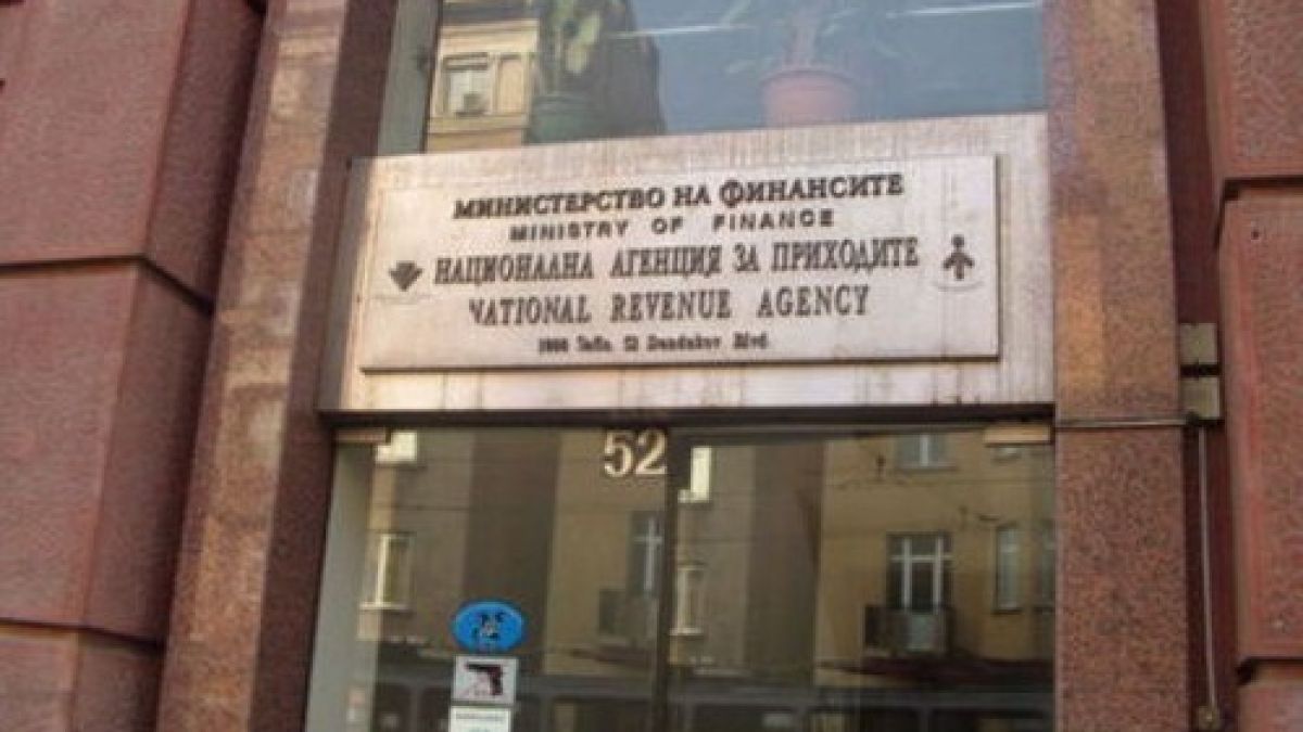 Данъчният Тричков уволнен заради Валентин Захариев