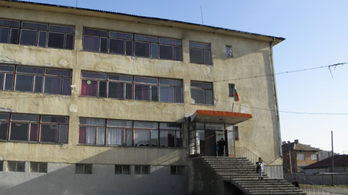 Липсата на деца закрива училища 
