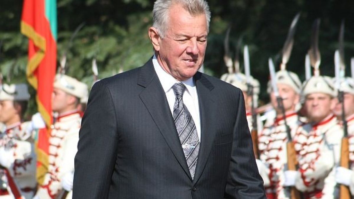 Свалят унгарския президент заради българин?