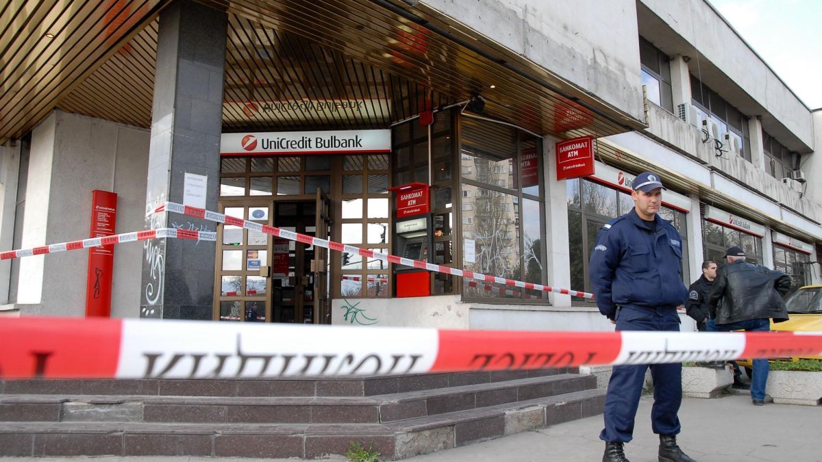 Хванаха двама банкови обирджии 