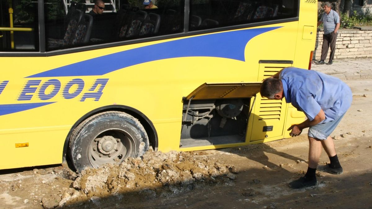 Автобус пропадна в изкоп след пороя в Балчик