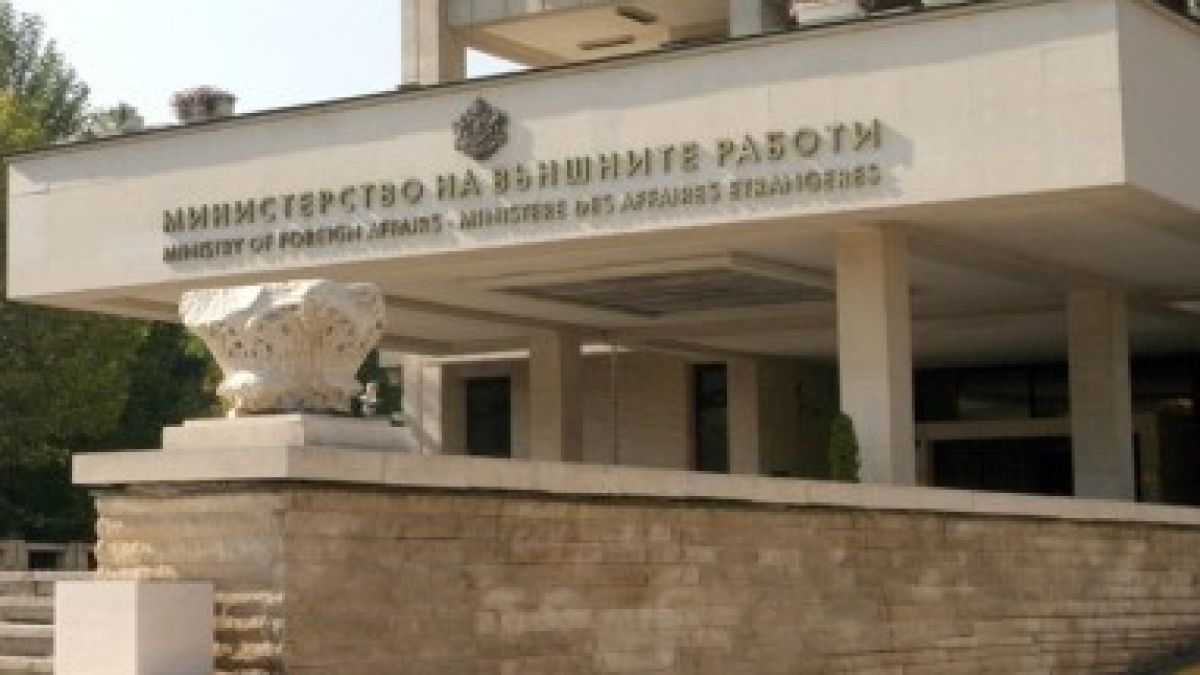 Затваряме 30 посолства