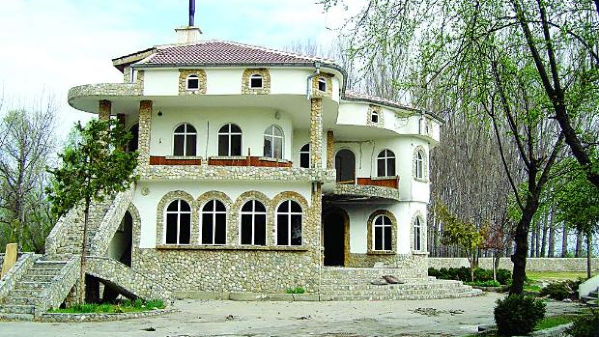 Рашкови си изнесоха и кабелите от хасиендата