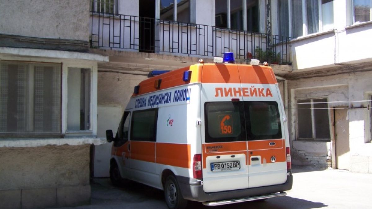 Братя пребиха лекар, не успял да спаси майка им