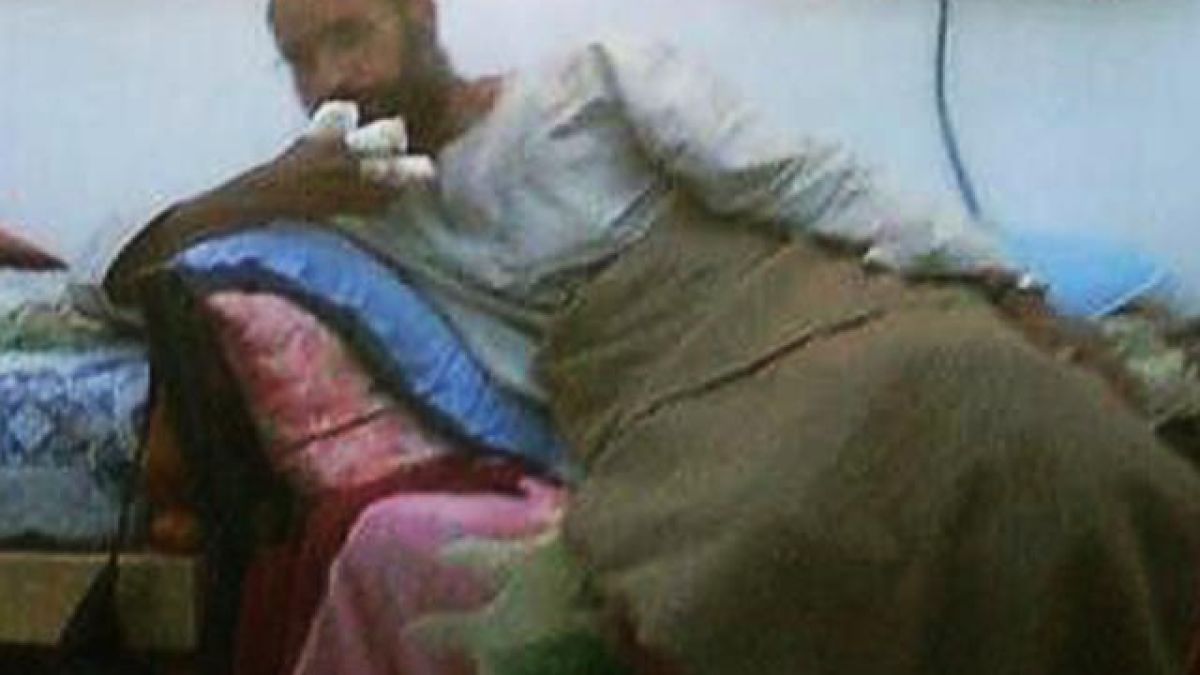 Пребили в затвора сина на Кадафи