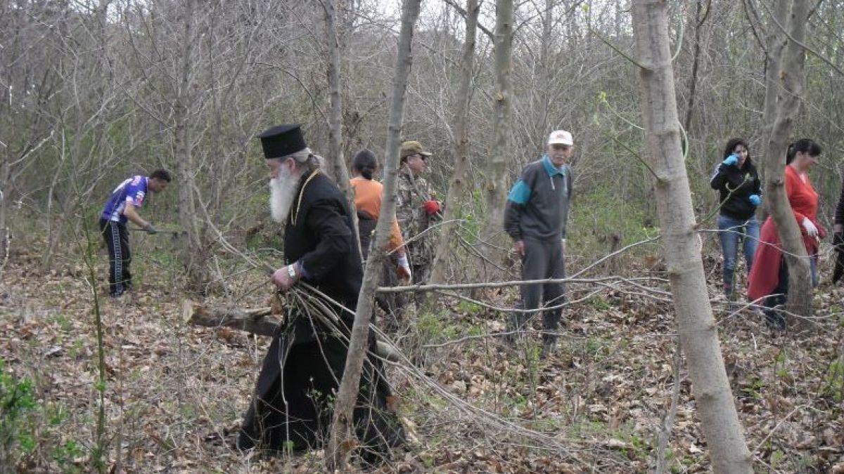 Архиерей се хвана да чисти 9 дка гора