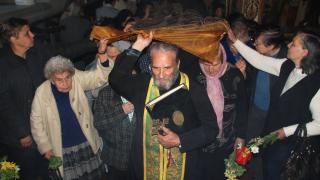 Стотици напълниха хасковските храмове на Разпети петък