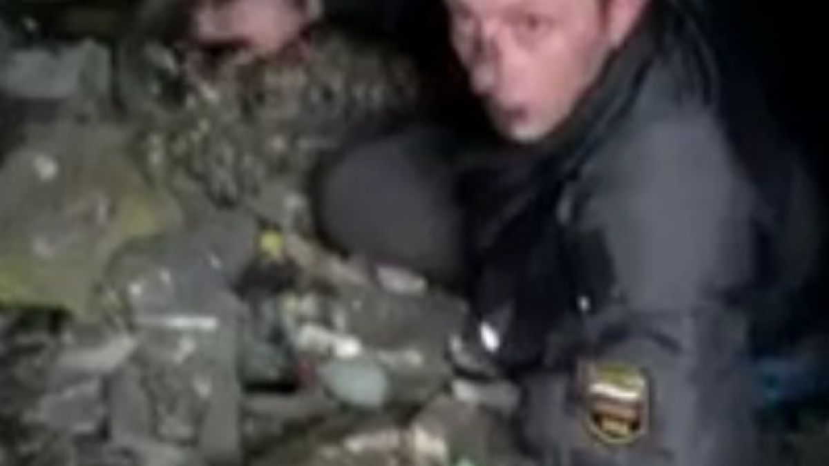 Уволниха полицай, заспал пиян на боклука (видео)
