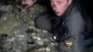 Уволниха полицай, заспал пиян на боклука (видео)