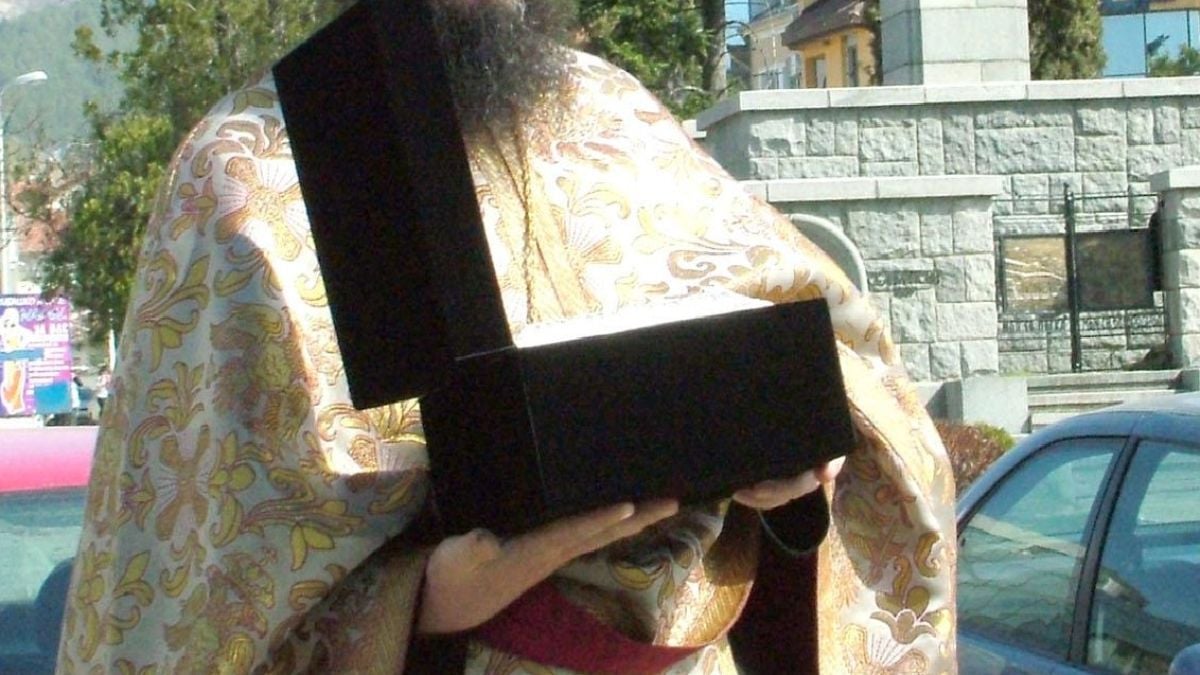 Отец Евгений: Госпожа Робева да си гледа спорта, да не се занимава с духовни въпроси 