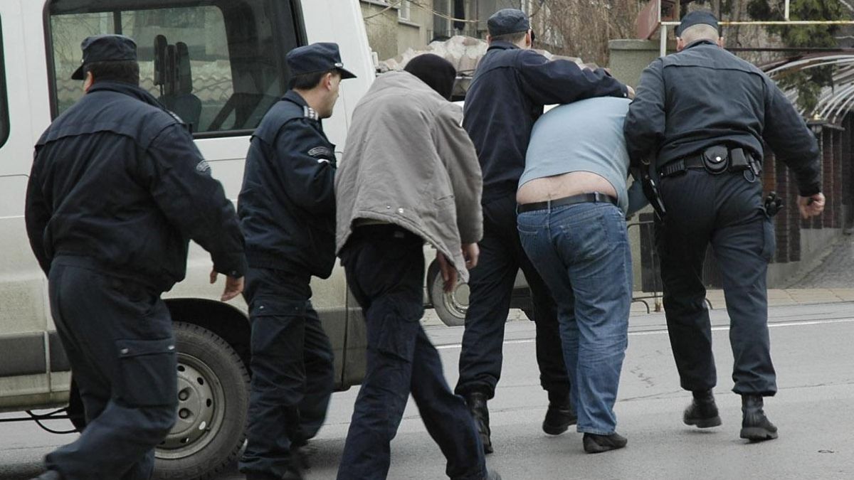 Прибраха баща и син, псували полицаи