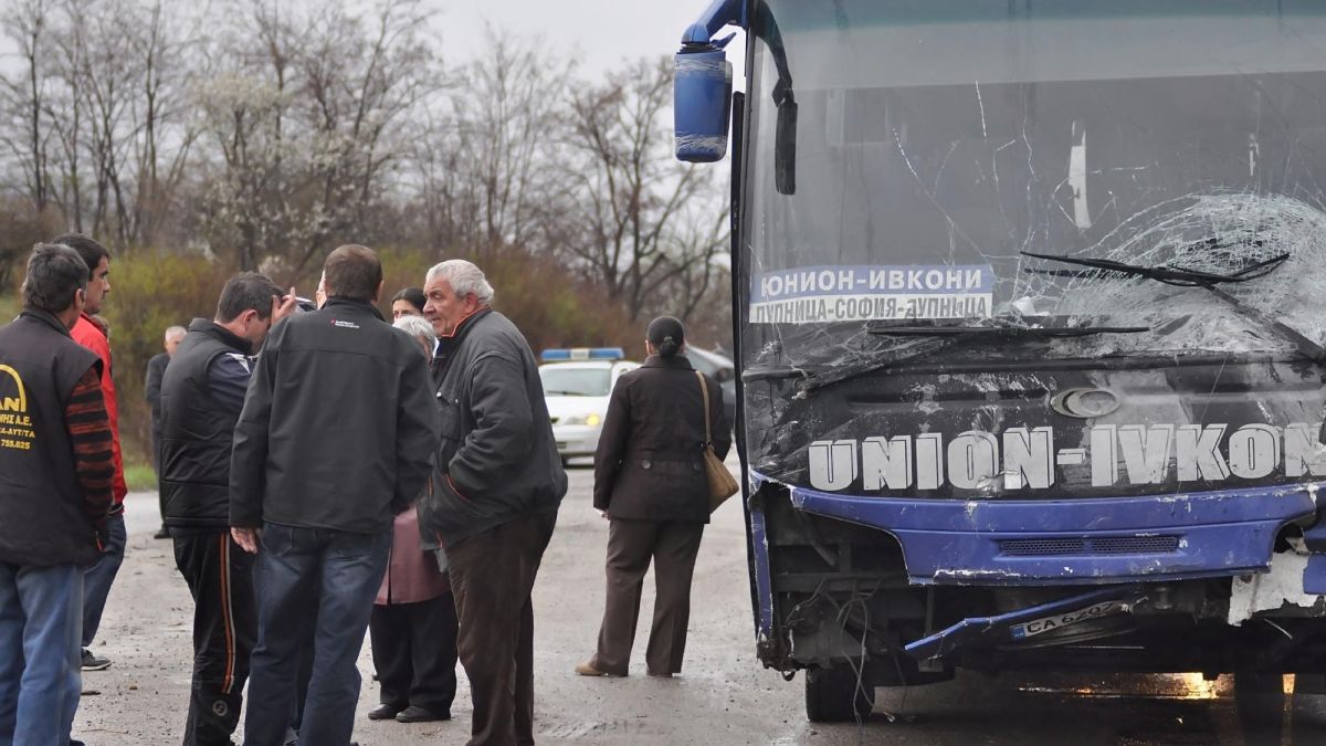 СДВР: Колата се е завъртяла на пътя