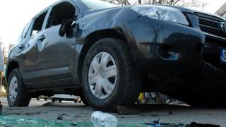 Дървен бос помля с джипа си микробус