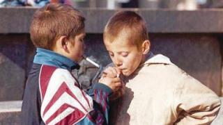 Българчета палят първа цигара на 7