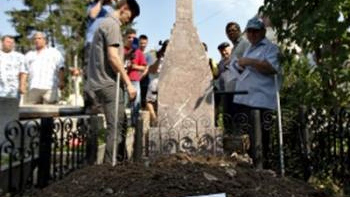Ексхумираха телата на Николае и Елена Чаушеску