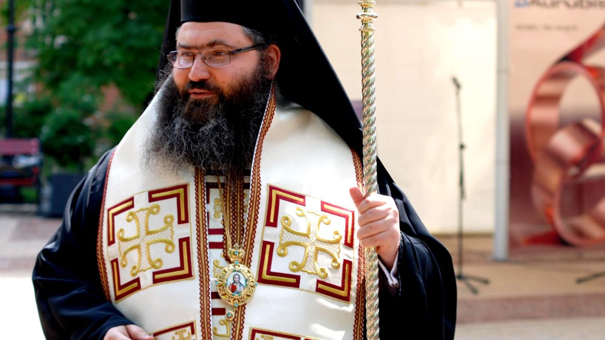 Викарият на Максим му опитва храната и напитките