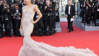 Деколтета до пъпа и скандални цепки - това са голите рокли от Кан