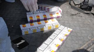 Полицаи спипаха микробус с контрабандни цигари
