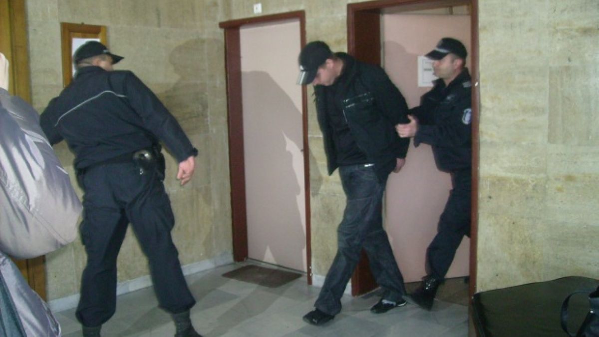 17-годишен помете баба, бягайки от полицията
