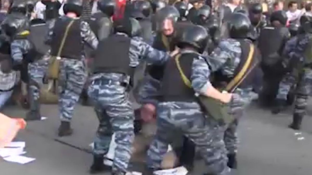 Полицейска кръв се ля в Москва (ВИДЕО)