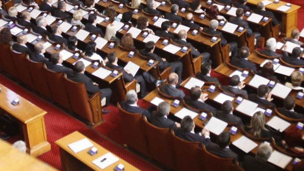 Чиновниците с 22 законни заплати годишно