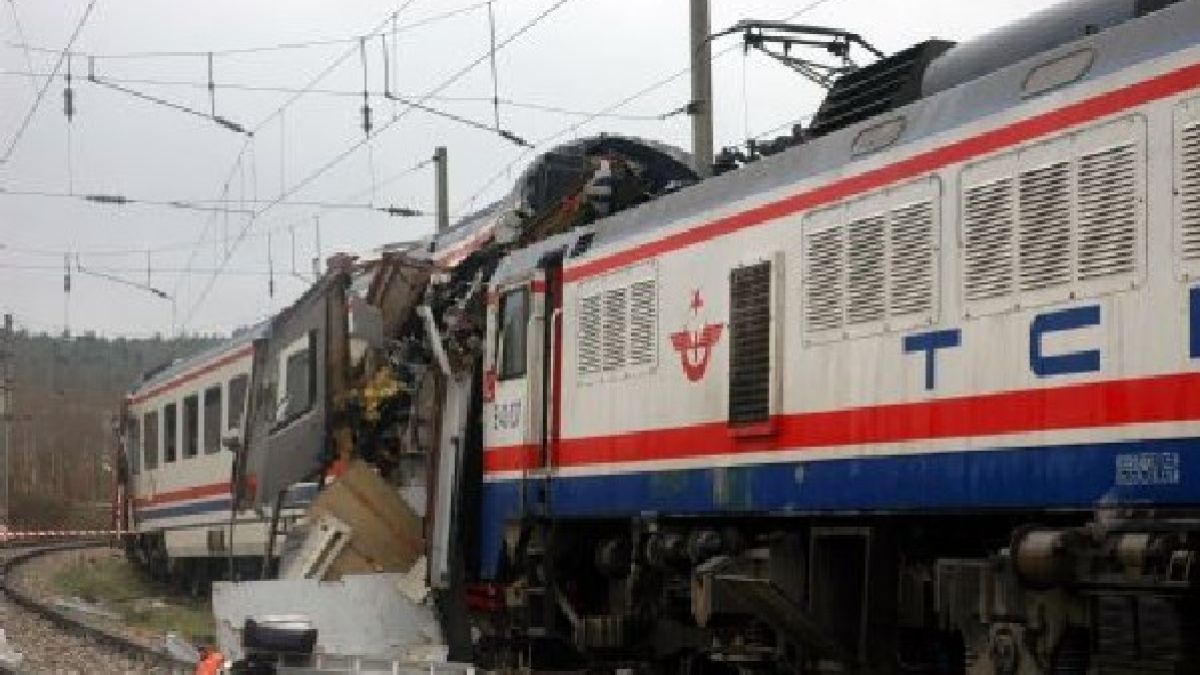 Два влака се удариха челно в Турция