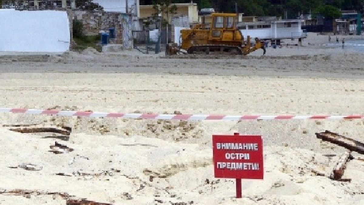 Кофи със спринцовки вадят от пясъка варненски наематели