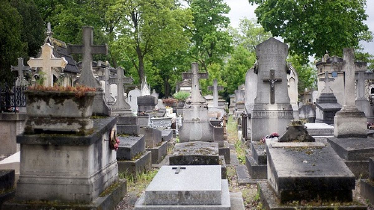 Наш мародер обира гробища в Германия