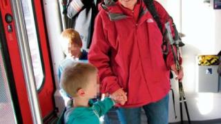 Солена глоба за родителите забравили децата си на гарата