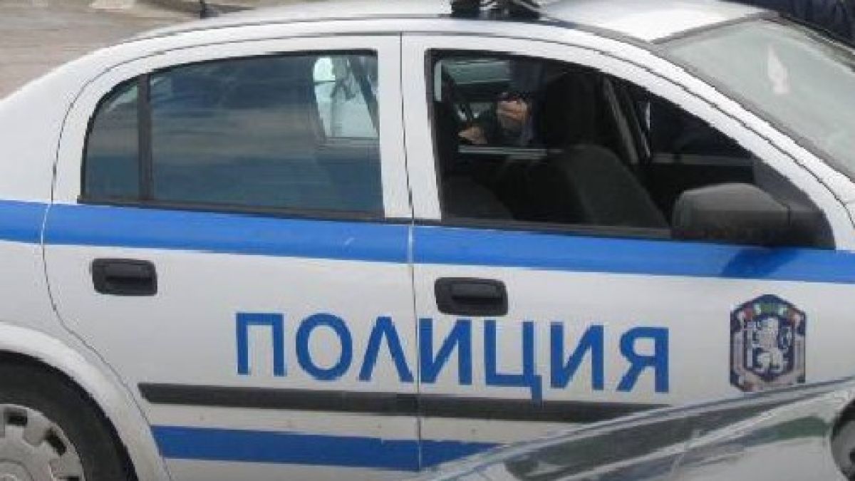 Пиян рита патрулка и псува полицаи