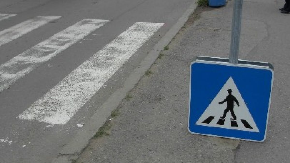Голф помете 12-годишно момиче на пешеходна пътека