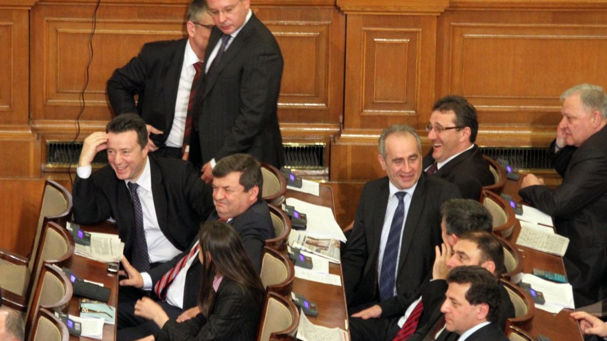 Намесиха Господ, Ал Капоне и Горбачов в закона за тютюнопушенето