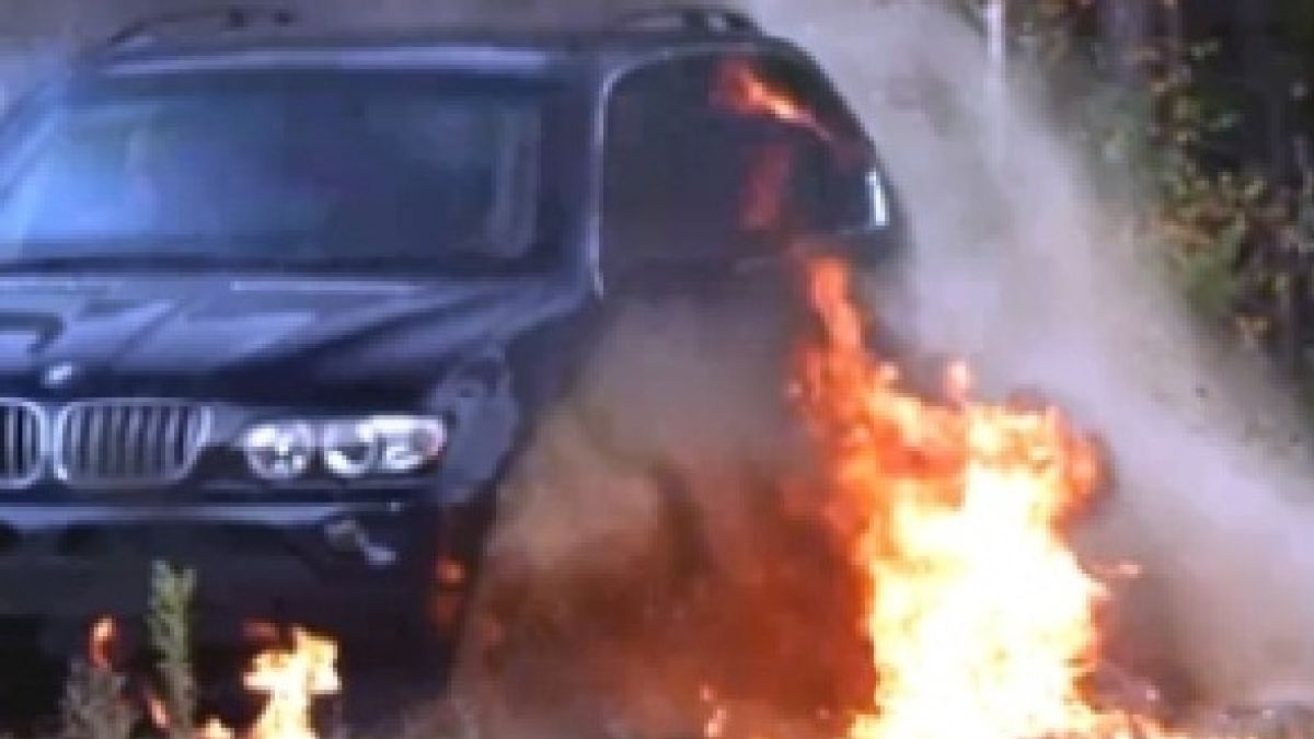 Конкуренти взривиха BMW X5 на строителен бос 