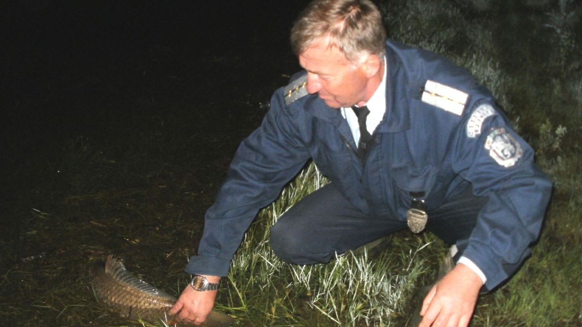 Полицаи спасяваха риба в язовир                                