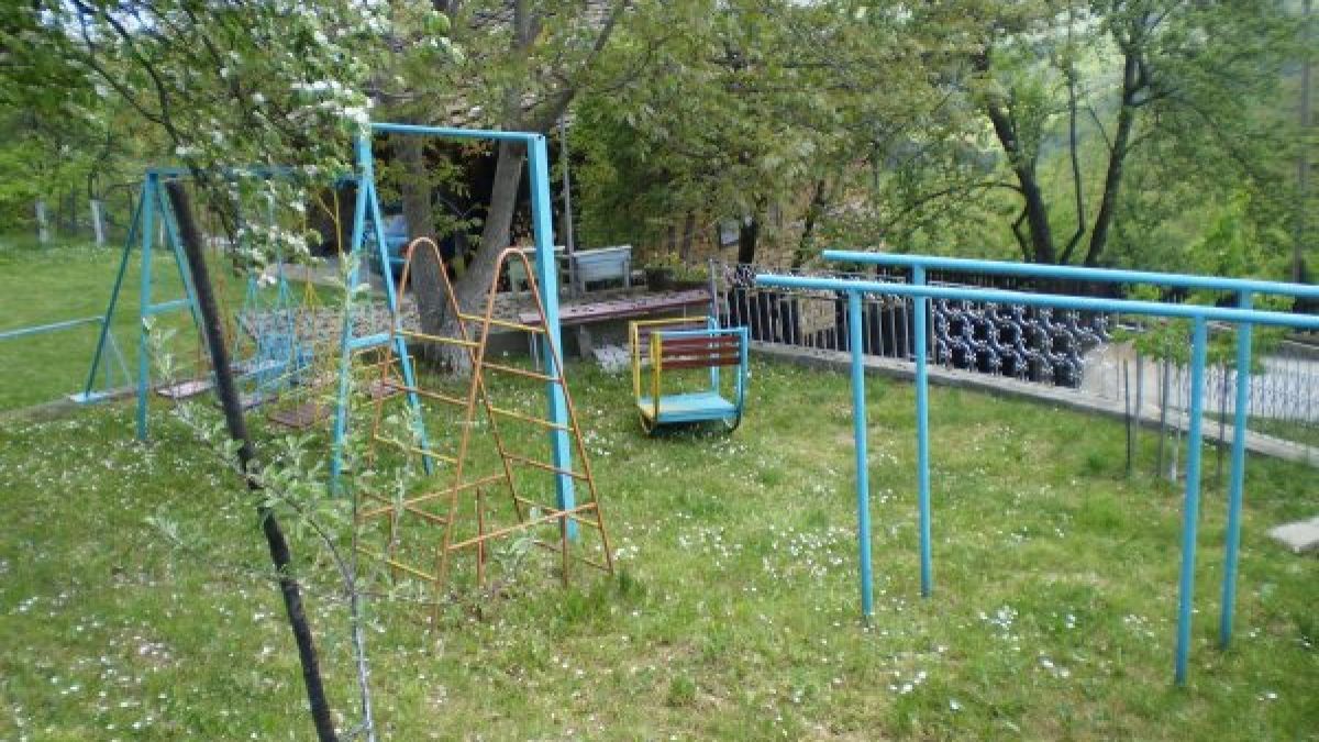 Откриха труп в двора на детска градина