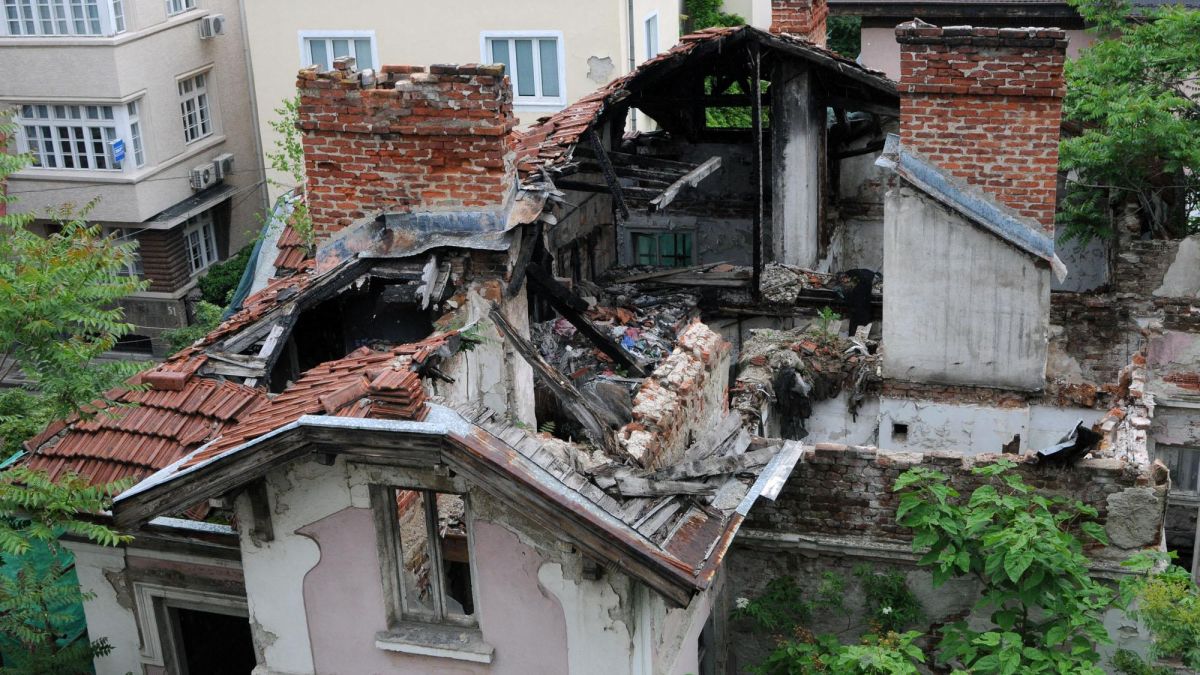 Потвърдено: В рухналата сграда е имало човек!