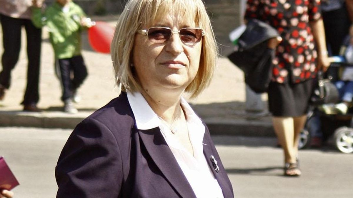 Цецка Цачева опитва да откаже цигарите