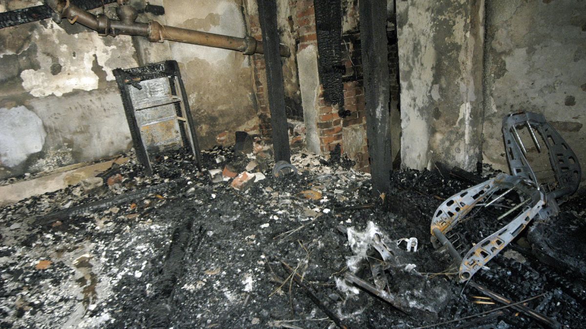 Пожар опустоши два гаража и къща в центъра на София