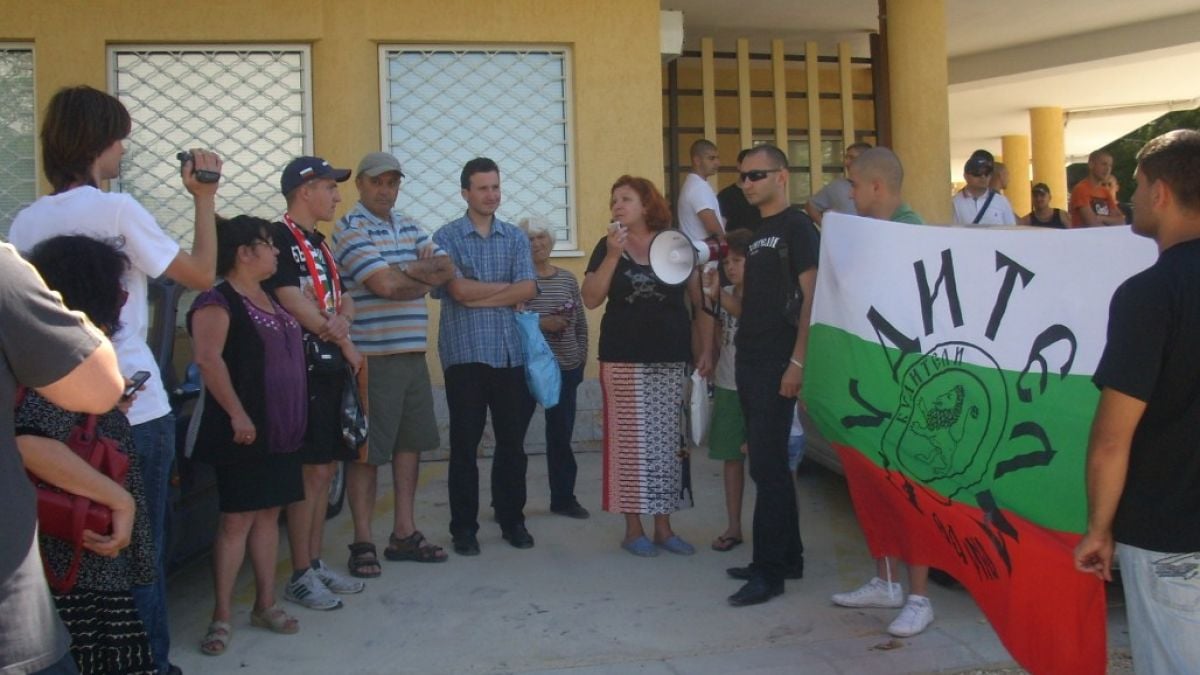 Националисти чупят чистачките на сектанти 