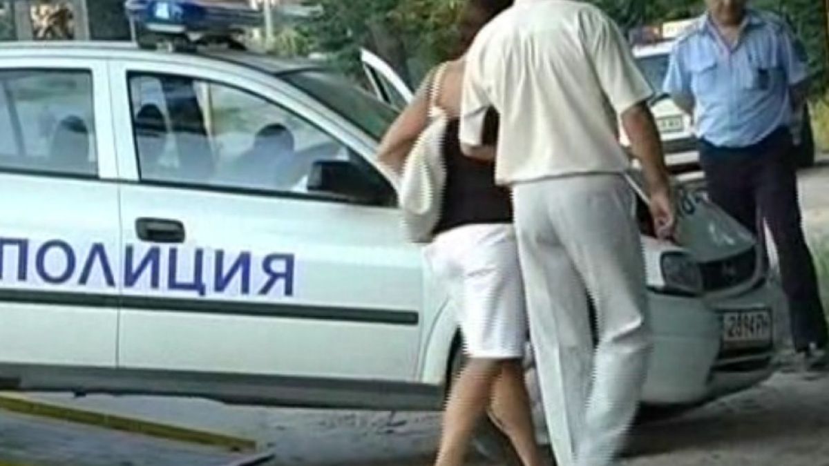 Полицейска кола се размаза в дърво в Русе