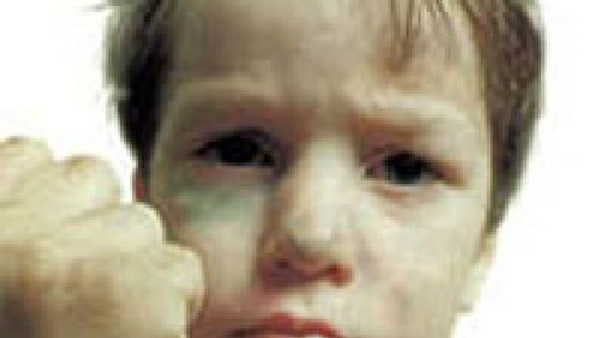 10-годишен преби зверски учители, единият със счупен крак 